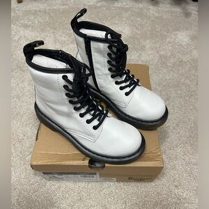DR MARTENS LITTLE GIRLS WHITE LEATHER LACE UP BOOTS SIZE 1 NIB